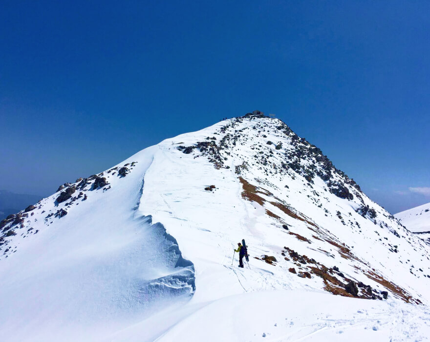 雪山に人が一人立っている写真