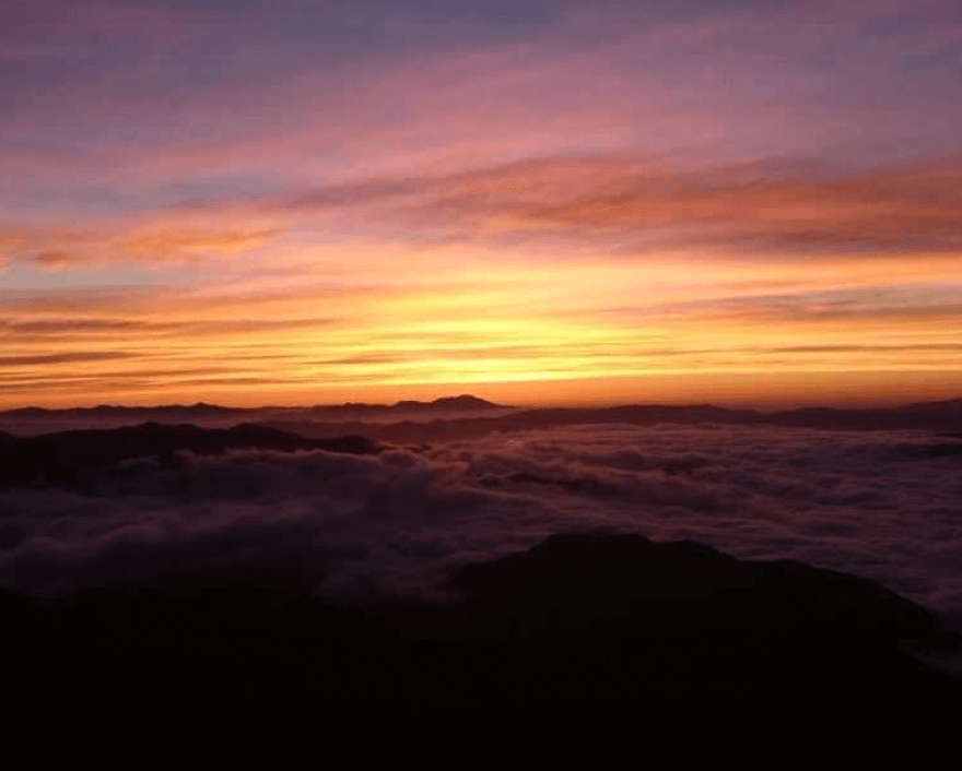 山から見た夕日の写真