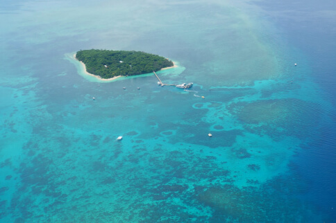 海に浮かぶ島の画像